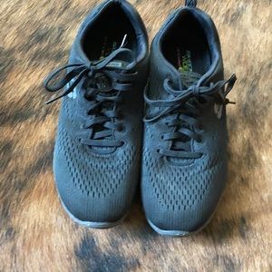 Sketchers Women’s size 10 wide sneakers.